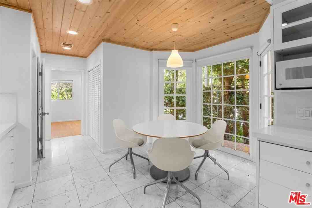 4031 Hollyline Ave - Photo 5 of 8
