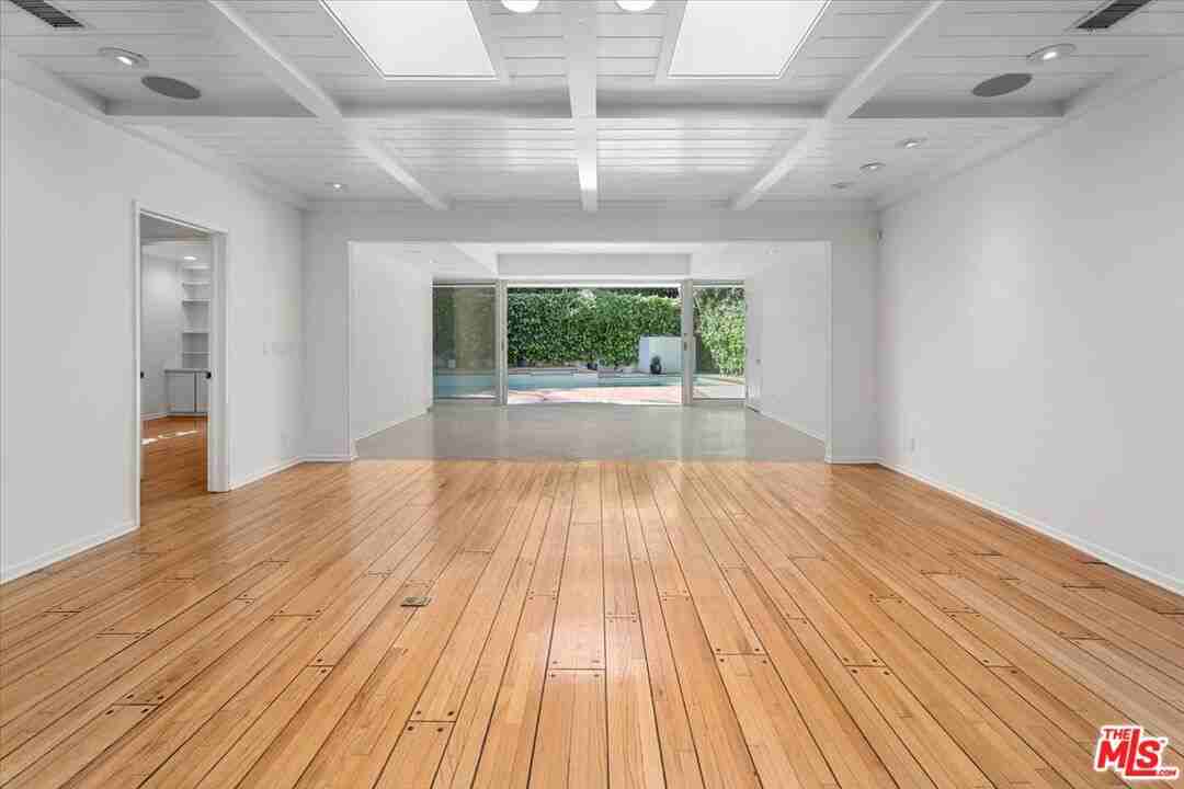 4031 Hollyline Ave - Photo 6 of 8