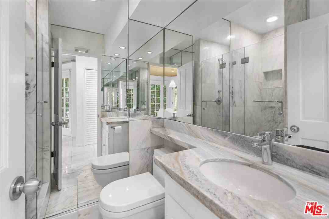 4031 Hollyline Ave - Photo 7 of 8