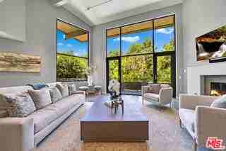 3386 Mandeville Canyon Rd - Photo 2 of 8