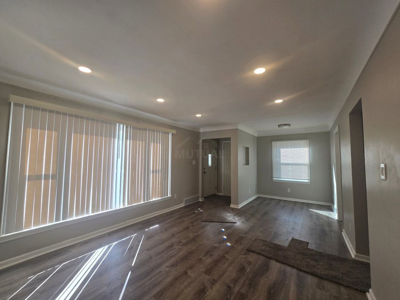 11741 W Parkway St - Photo 2 of 8