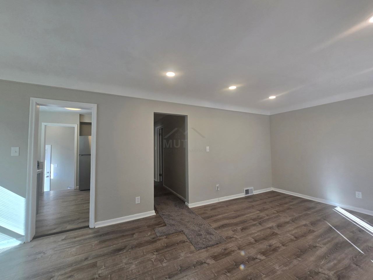 11741 W Parkway St - Photo 3 of 8