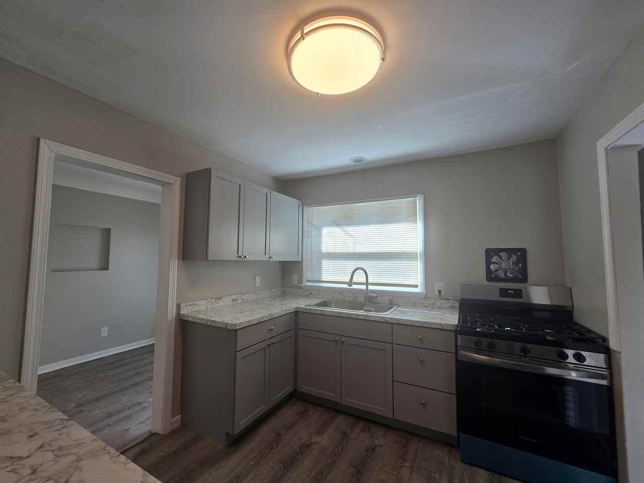 11741 W Parkway St - Photo 7 of 8
