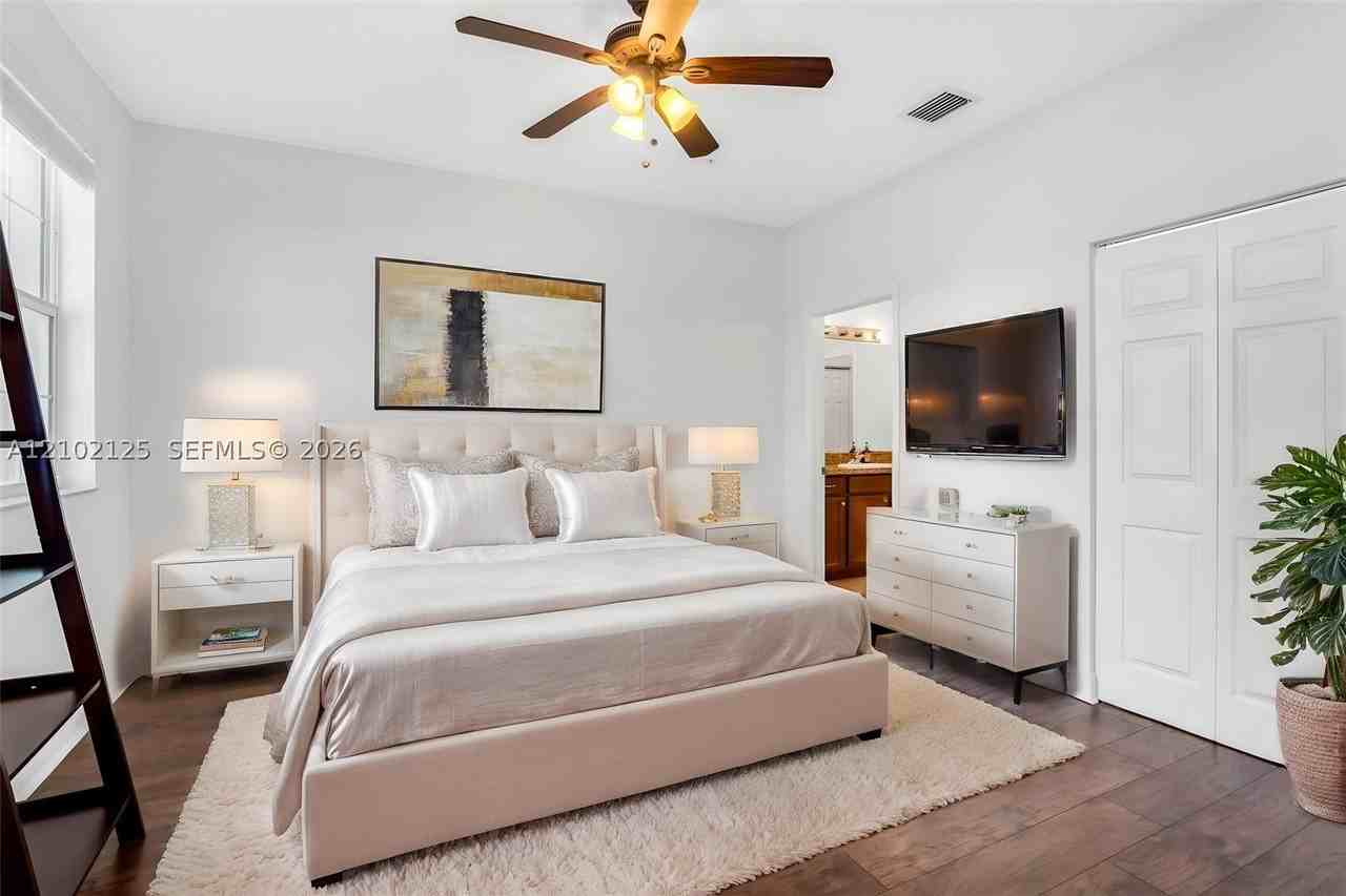 817 Sw 147th Ave #1404 - Photo 4 of 46
