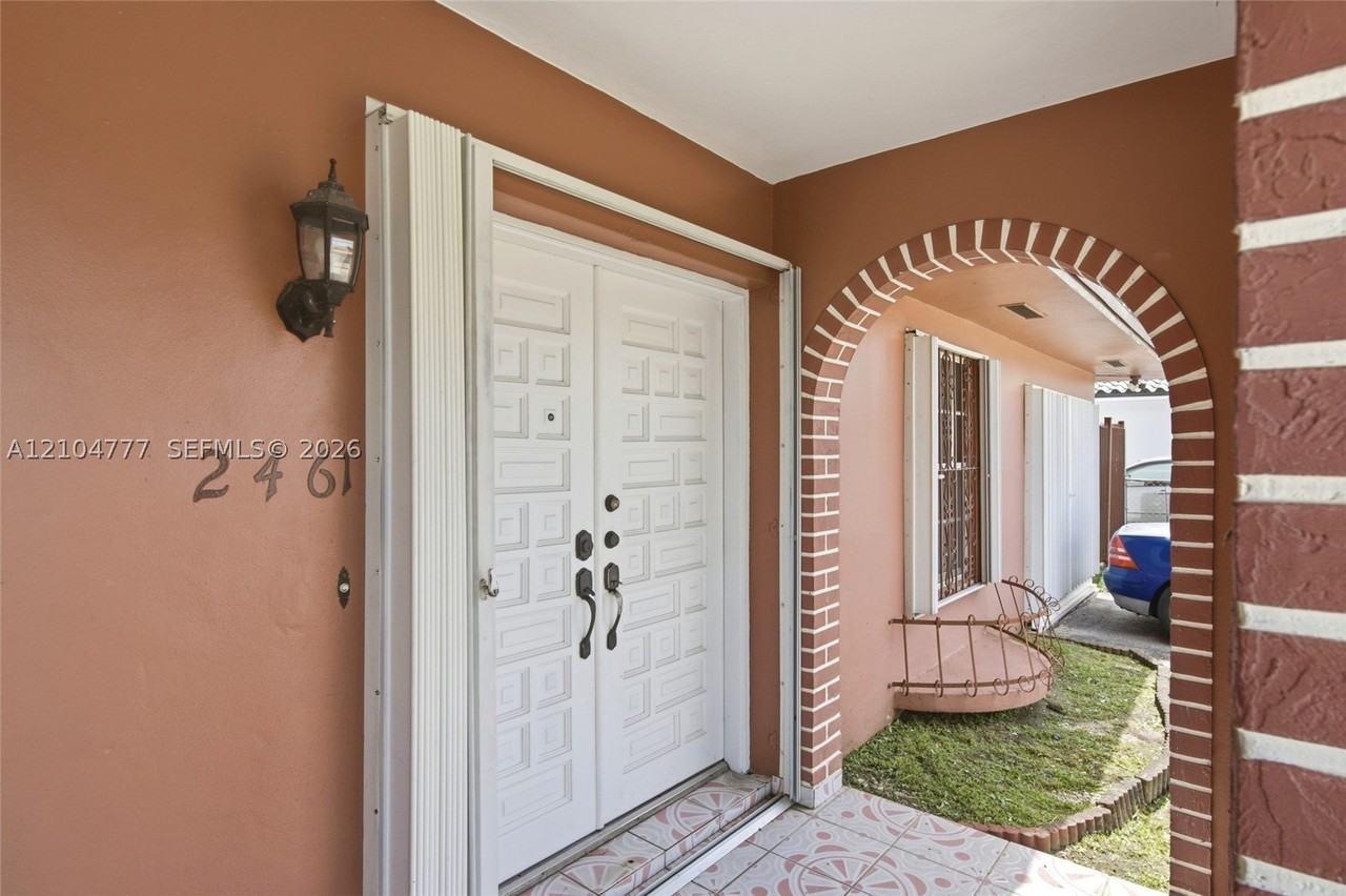 2461 Sw 117th Ct - Photo 3 of 24
