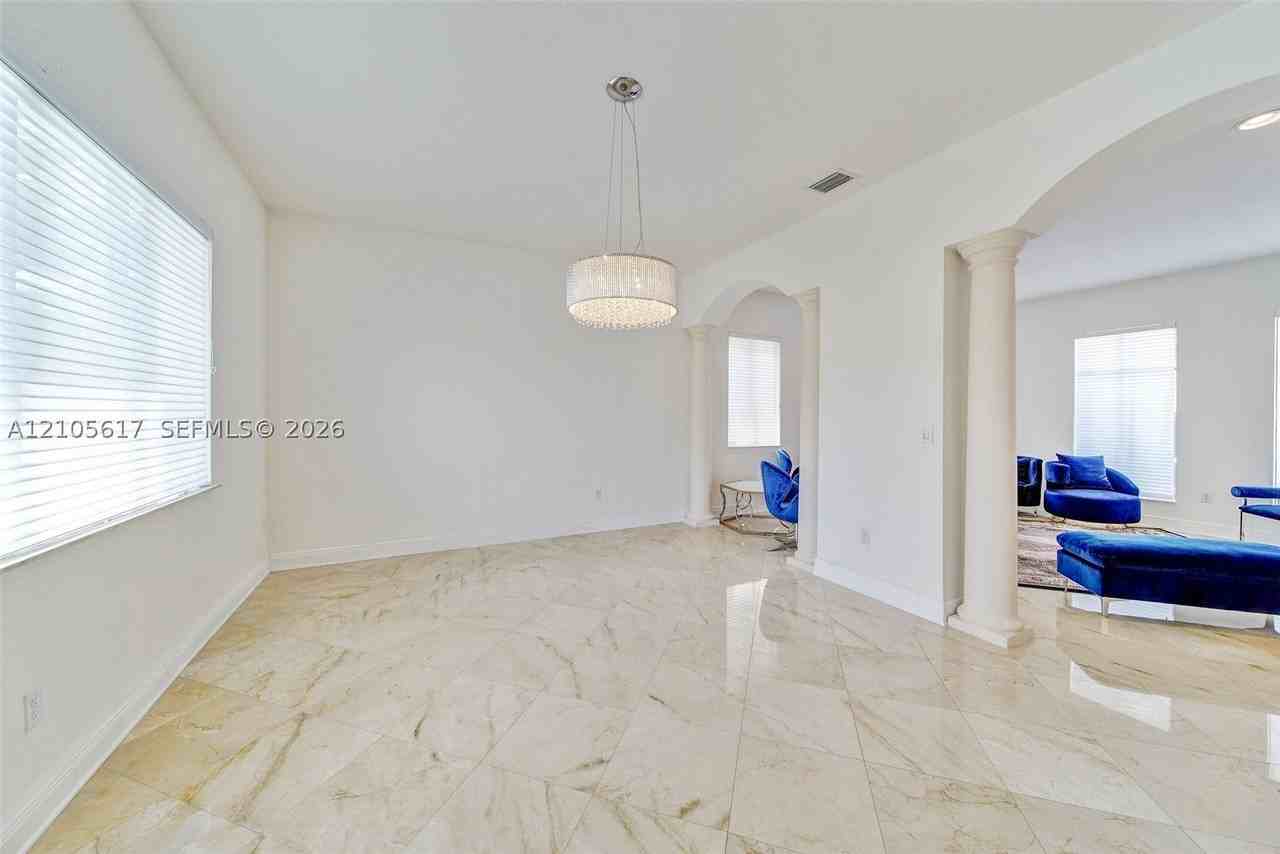 7804 Sw 193rd St - Photo 6 of 34
