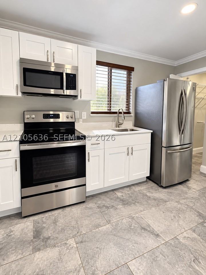 4641 Sw 25th St #B - Photo 2 of 8