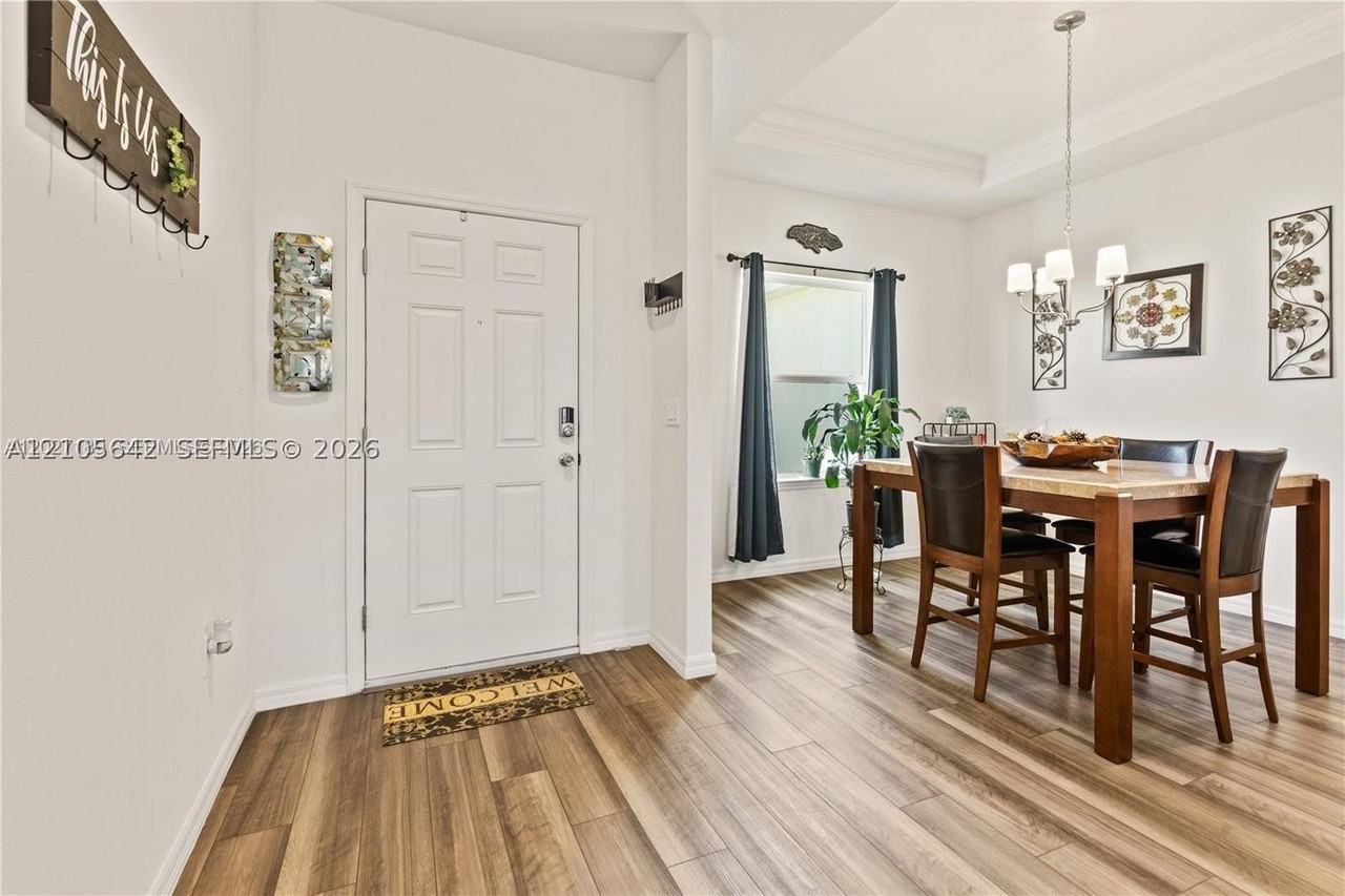 1534 Sw Abingdon Ave #0 - Photo 2 of 8