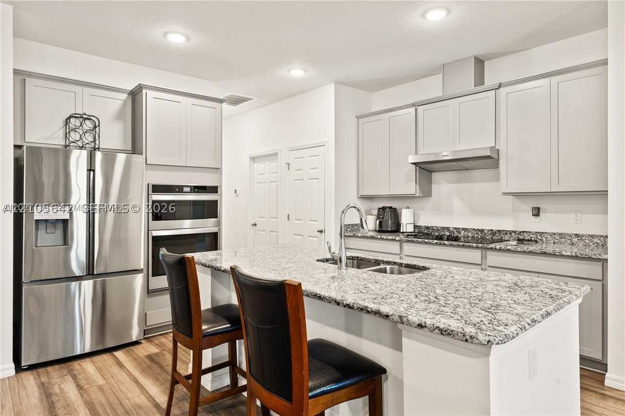 1534 Sw Abingdon Ave #0 - Photo 3 of 8