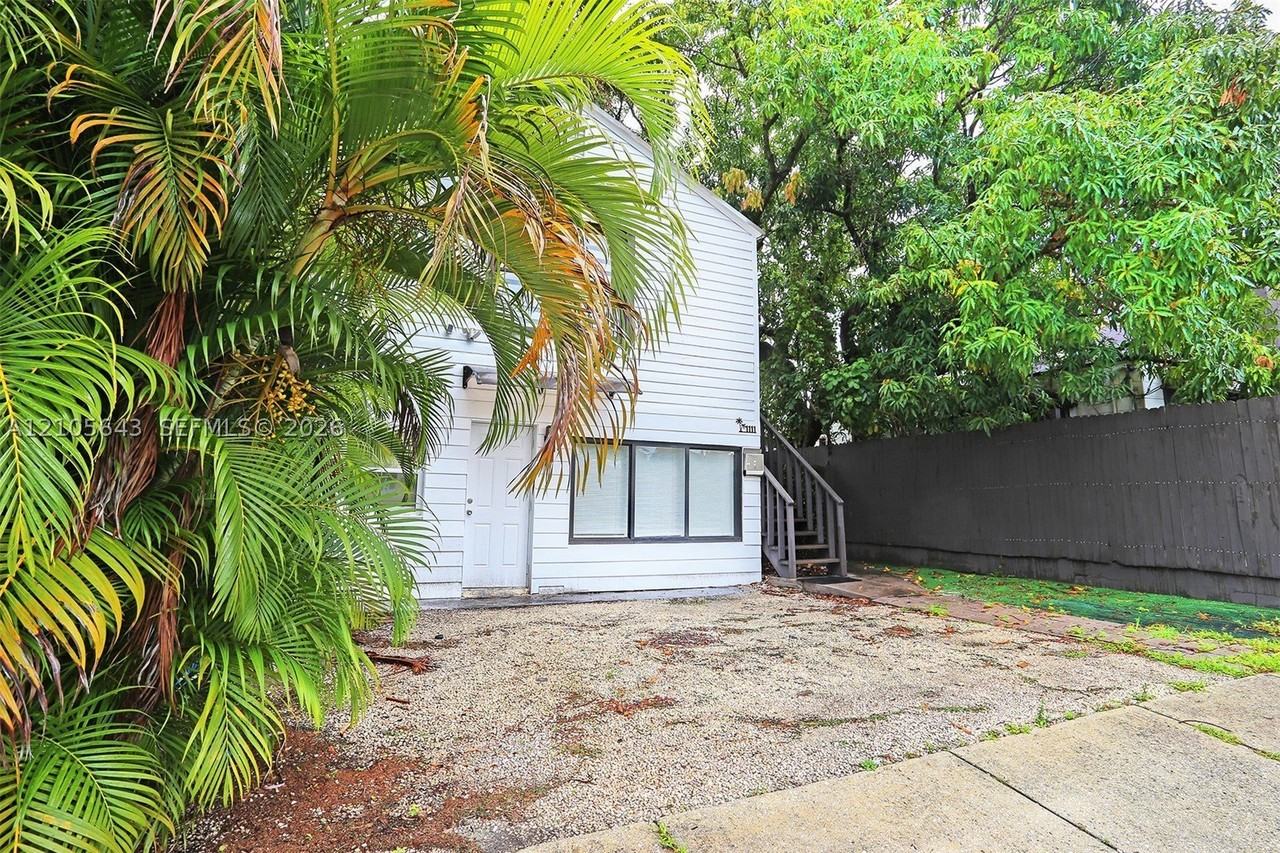 1111 Sw 11th St #B - Photo 2 of 19