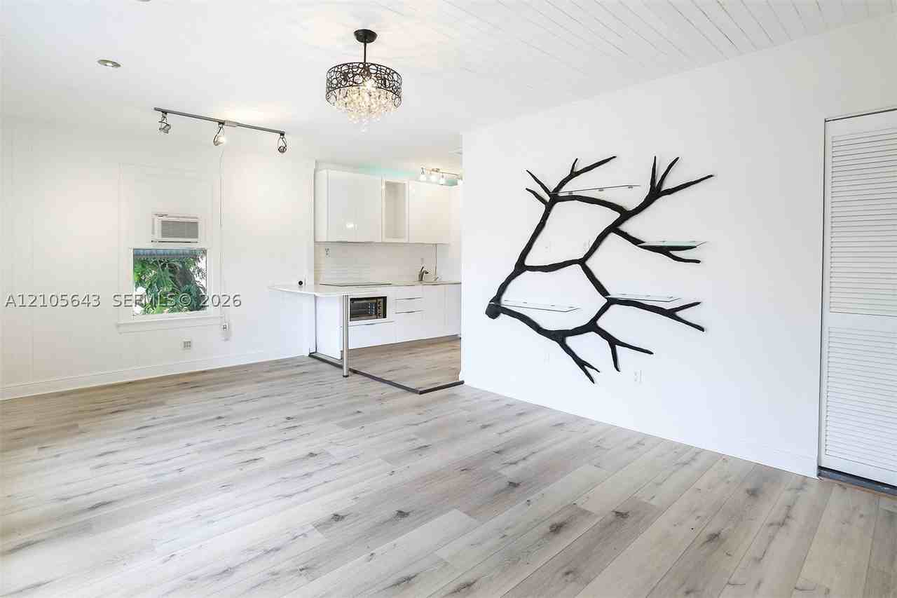 1111 Sw 11th St #B - Photo 3 of 19