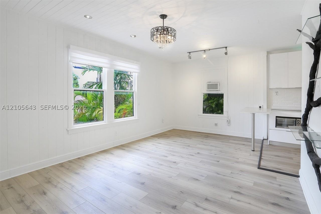 1111 Sw 11th St #B - Photo 4 of 19