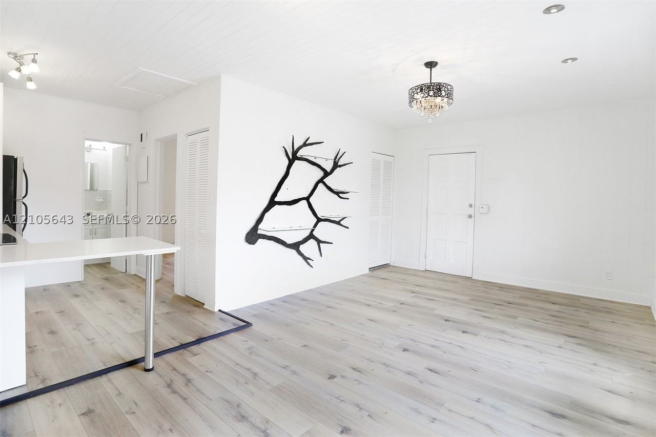1111 Sw 11th St #B - Photo 5 of 19
