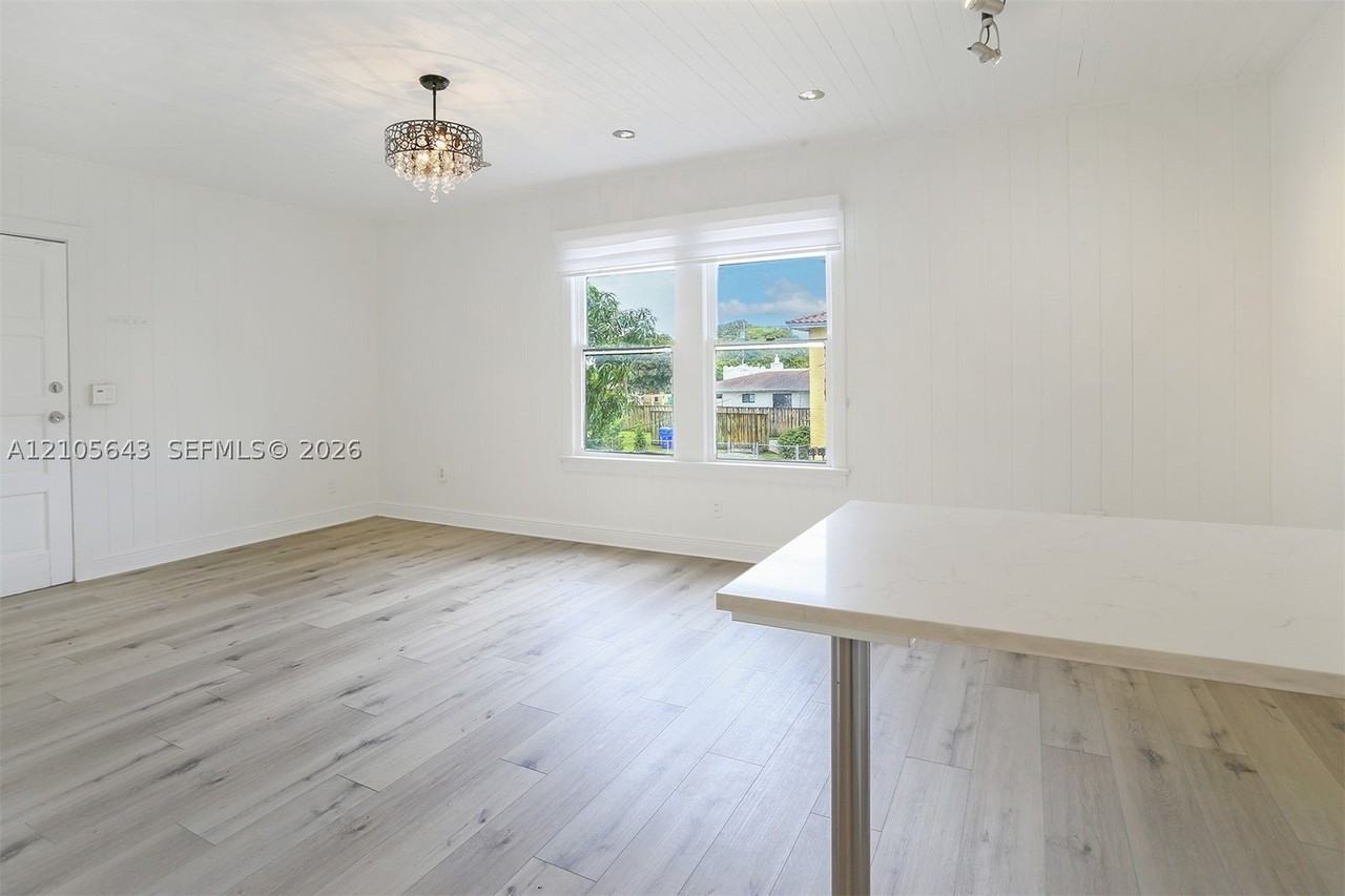 1111 Sw 11th St #B - Photo 6 of 19