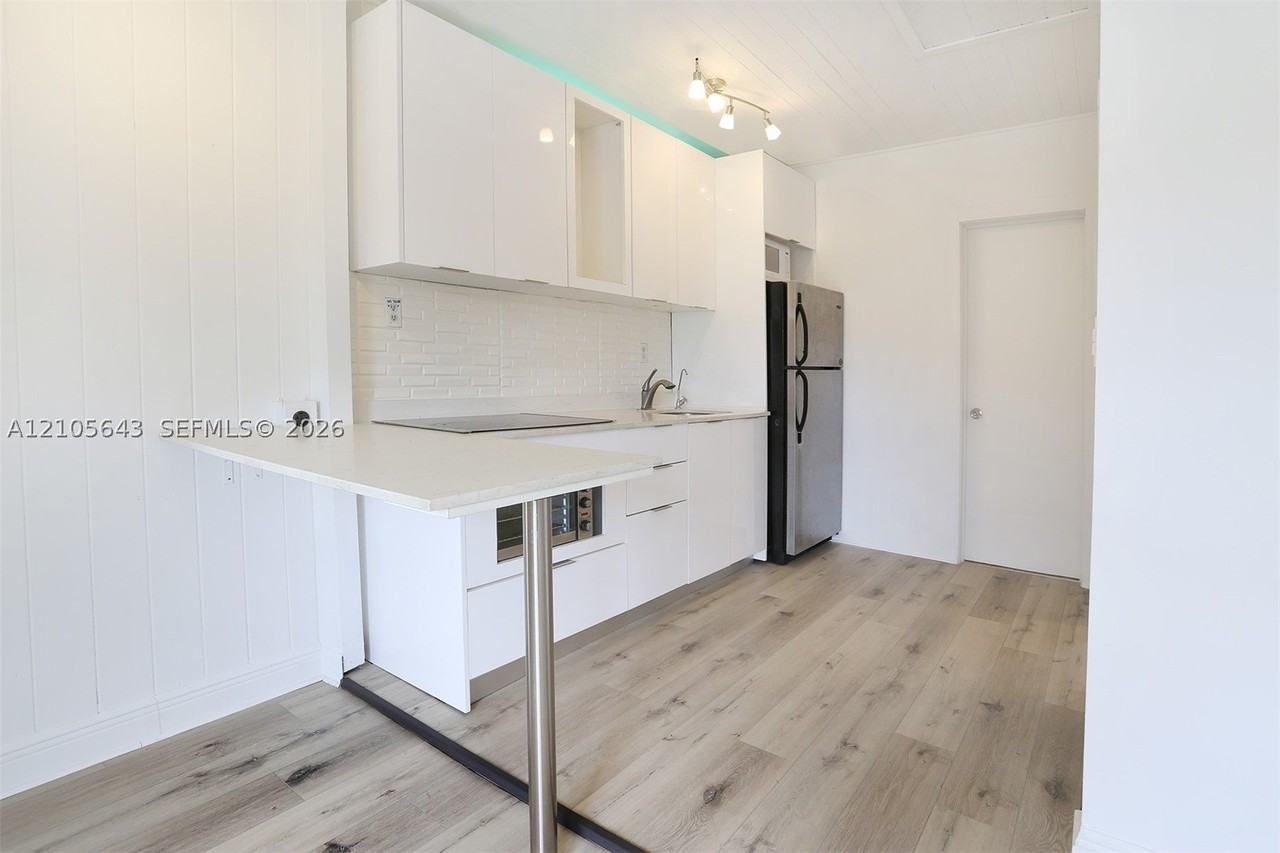 1111 Sw 11th St #B - Photo 7 of 19