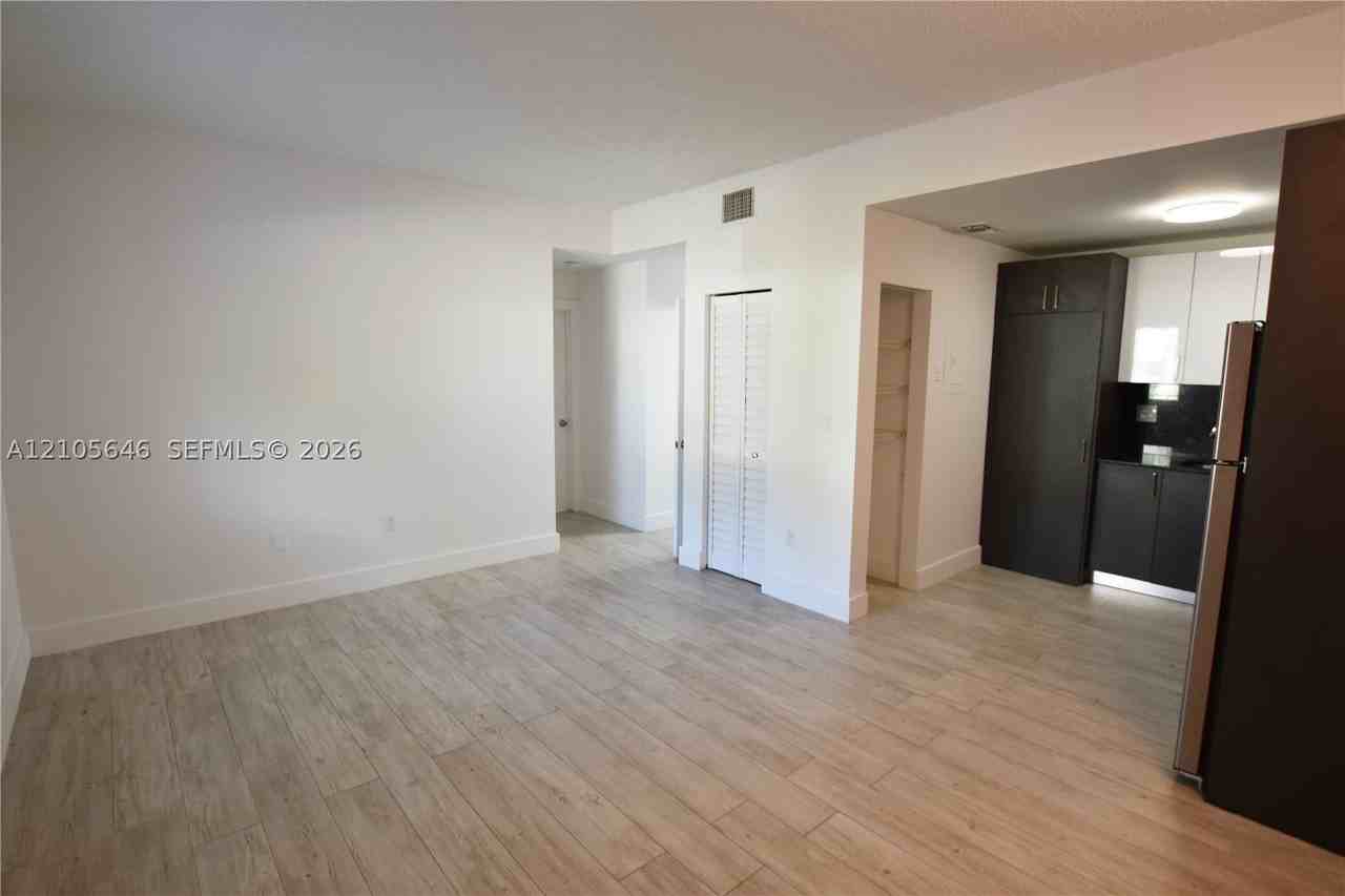 833 Sw 8th Ave #D - Photo 3 of 12