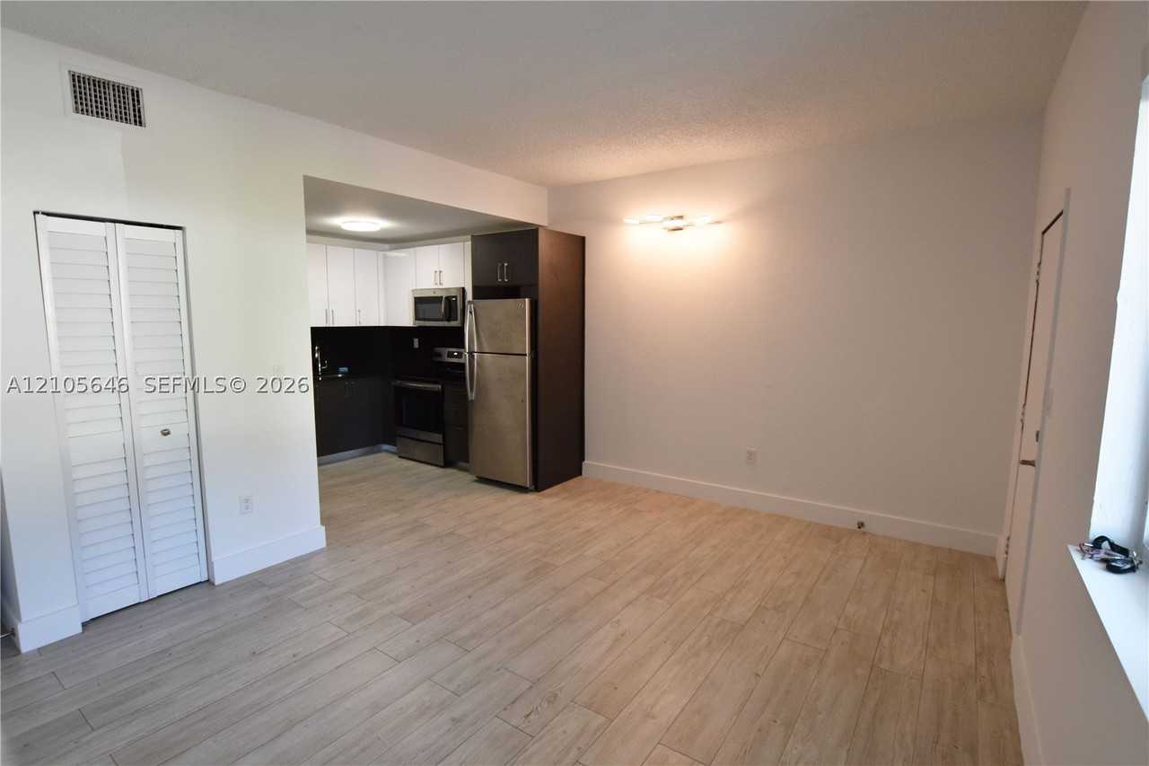 833 Sw 8th Ave #D - Photo 4 of 12