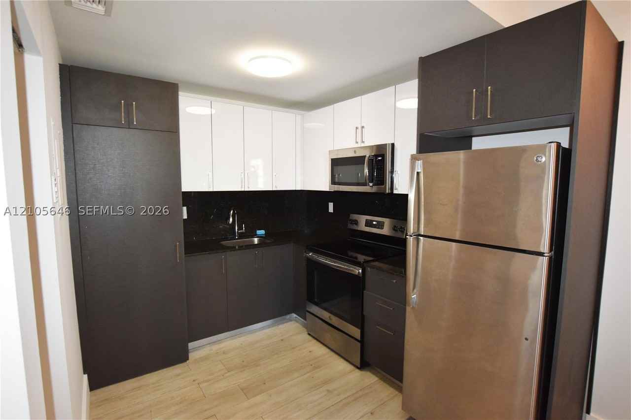 833 Sw 8th Ave #D - Photo 5 of 12