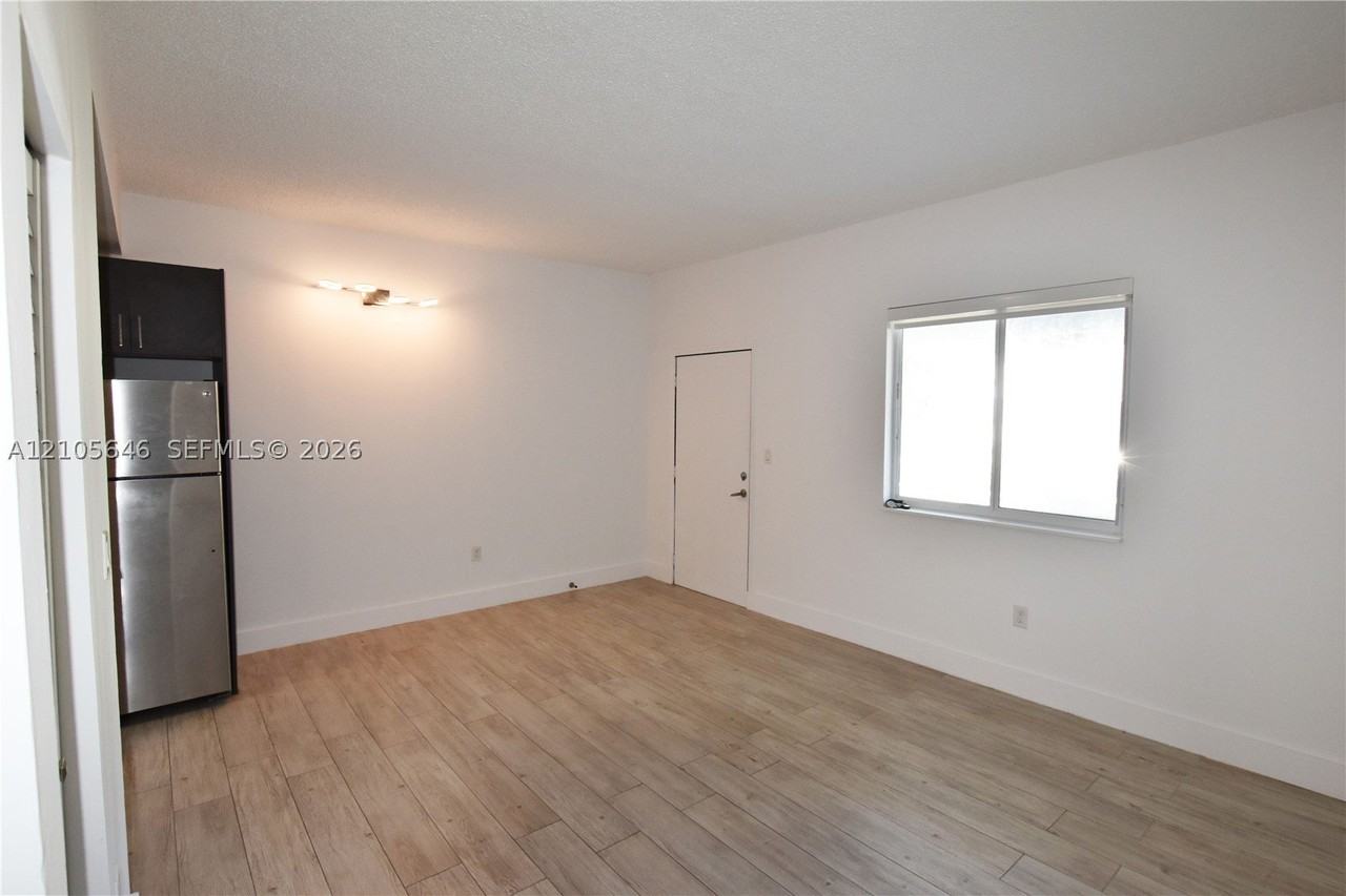 833 Sw 8th Ave #D - Photo 6 of 12