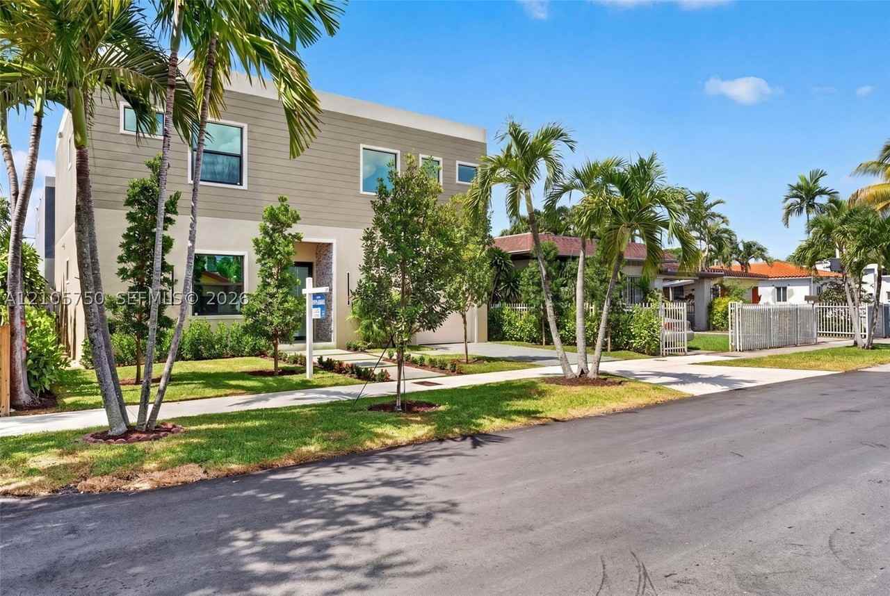 2240 Sw 13th St #2240 - Photo 3 of 34