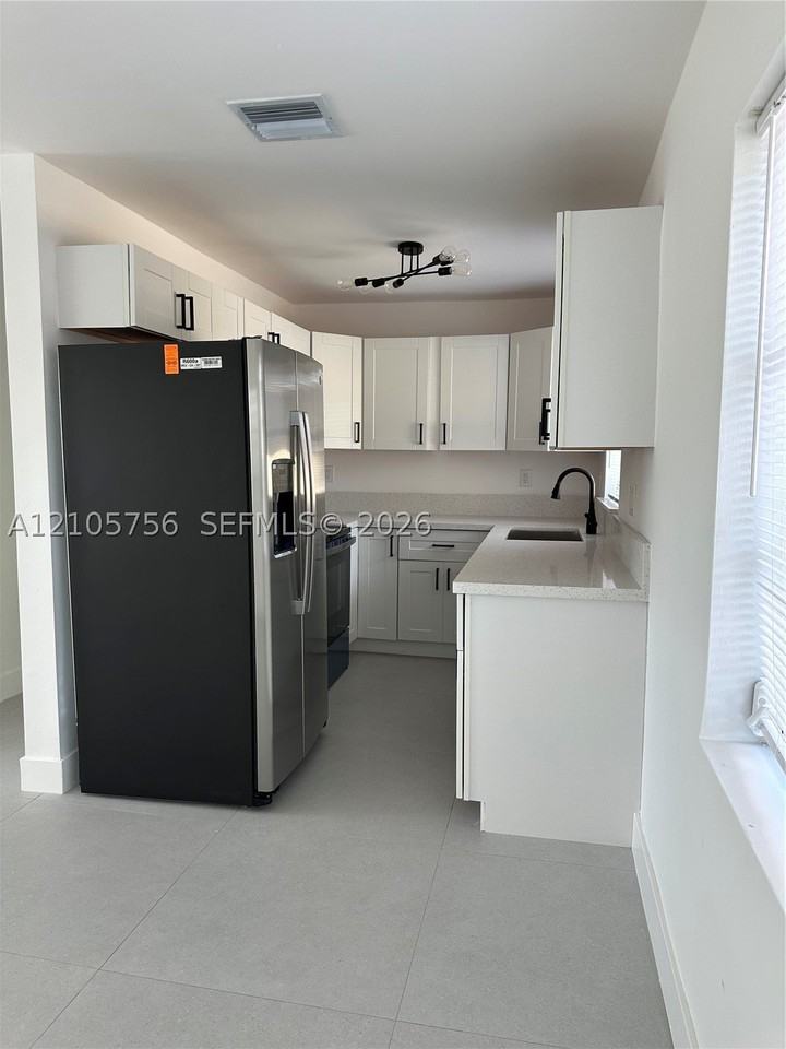 137 Se 2nd Ave #A - Photo 5 of 16