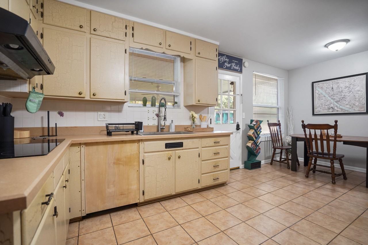 Carlotta Rd S - Photo 5 of 50