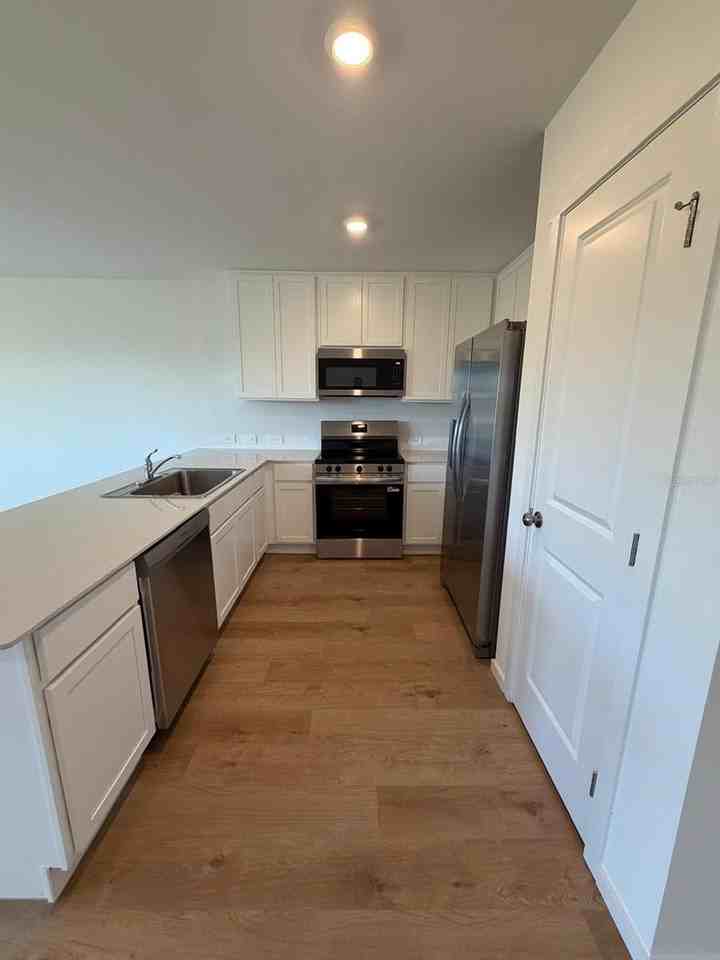 575 Artemis St - Photo 4 of 19