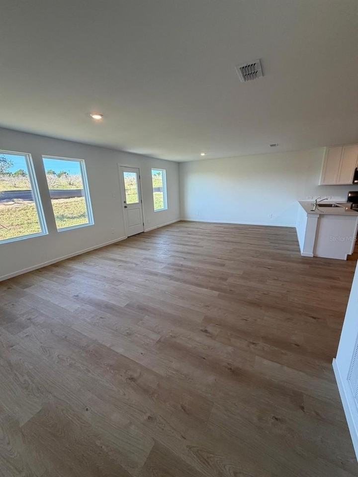 575 Artemis St - Photo 5 of 19