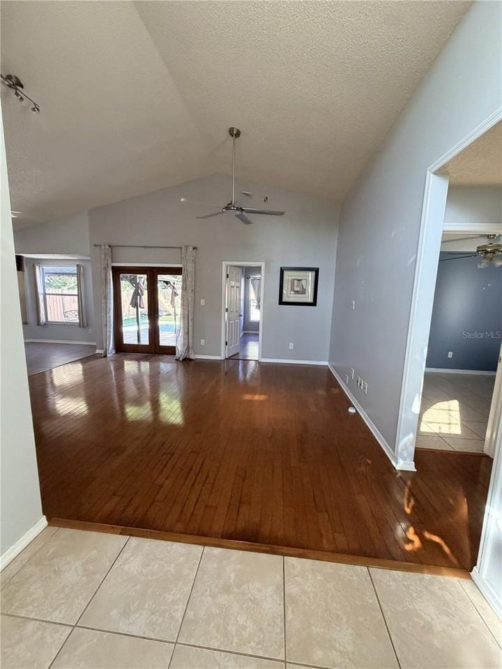 11862 Hullbridge Ct - Photo 4 of 17