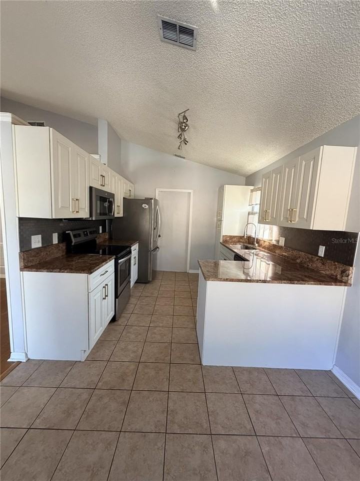 11862 Hullbridge Ct - Photo 5 of 17