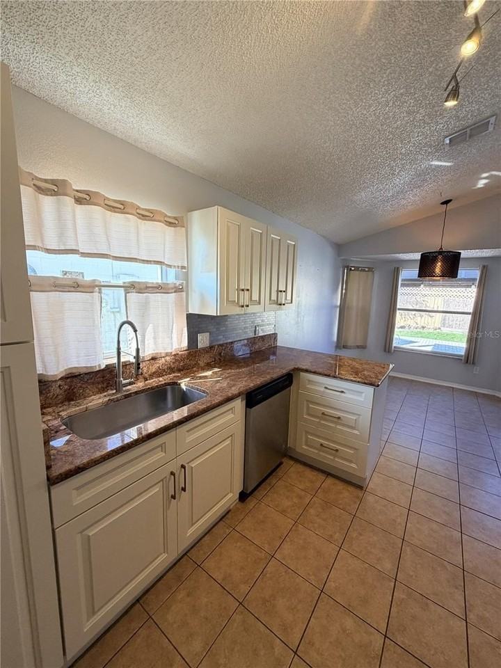 11862 Hullbridge Ct - Photo 6 of 17