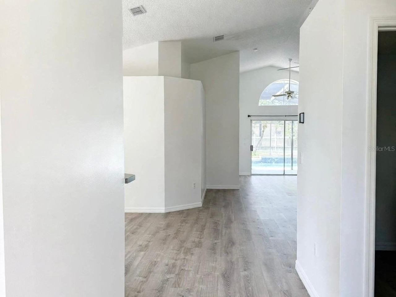 142 Harwood Cir - Photo 2 of 19