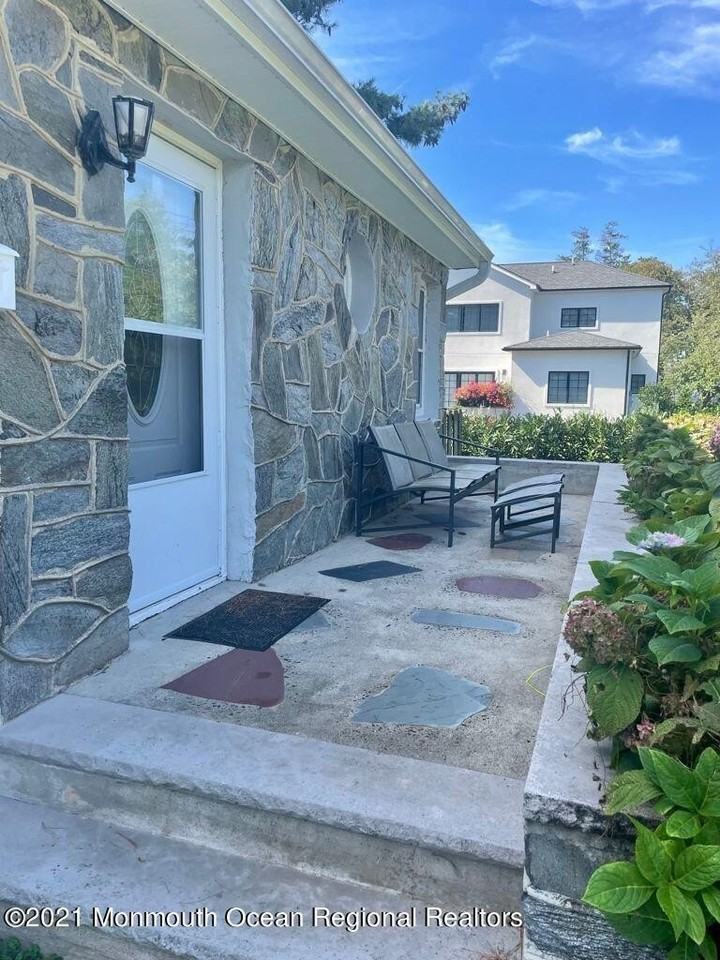 21 Berg Ave - Photo 3 of 17
