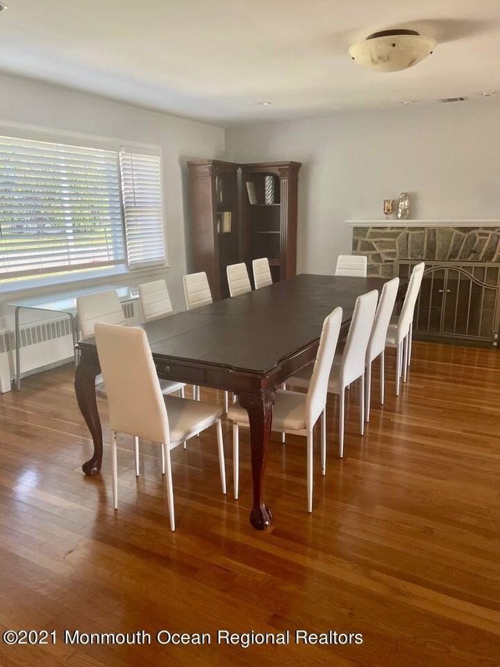 21 Berg Ave - Photo 6 of 17