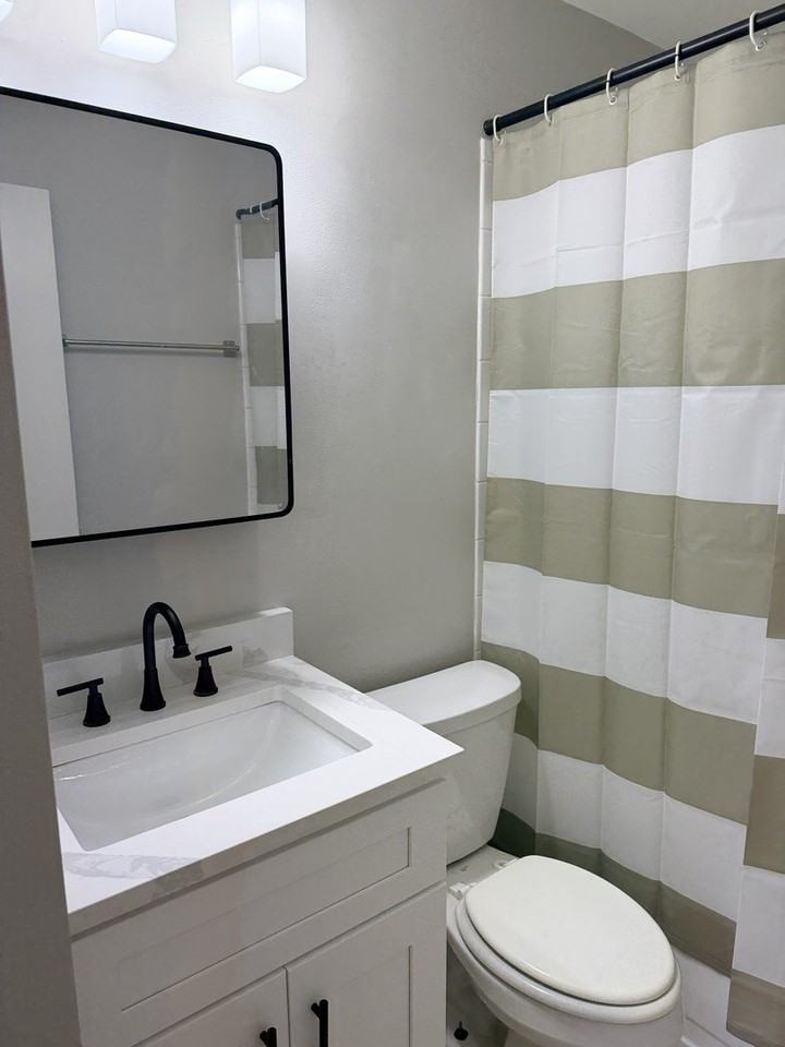 1313 Kingsbury Dr #D - Photo 7 of 13