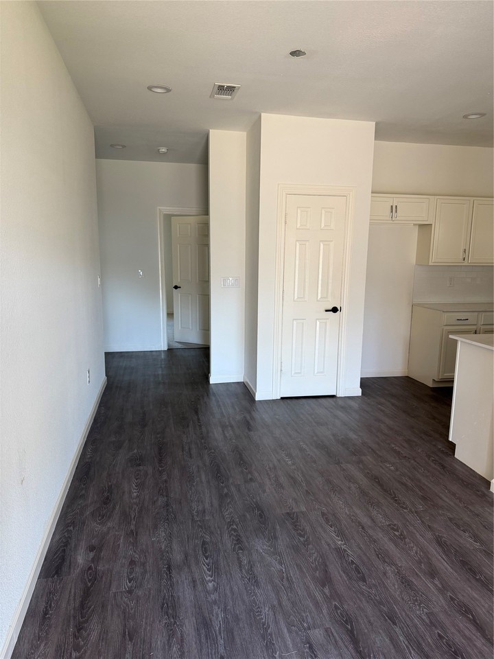501 E 15th St - Photo 5 of 14