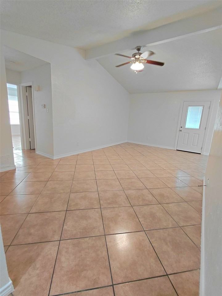 405 Kingfisher Ln - Photo 2 of 14