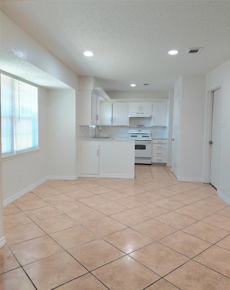 405 Kingfisher Ln - Photo 3 of 14