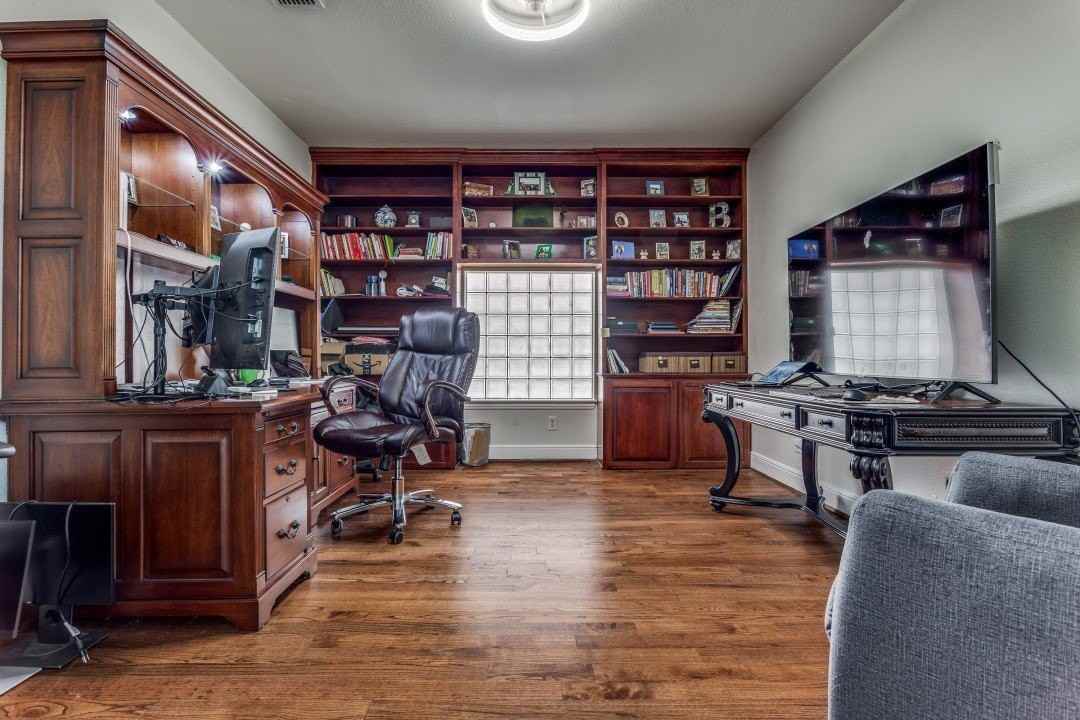 6909 Medallion Dr - Photo 2 of 25