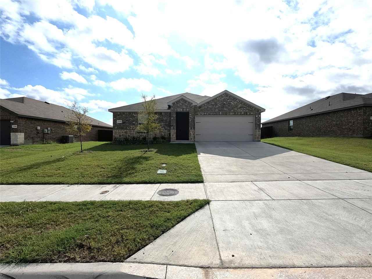 1148 Samantha Dr - Photo 2 of 31