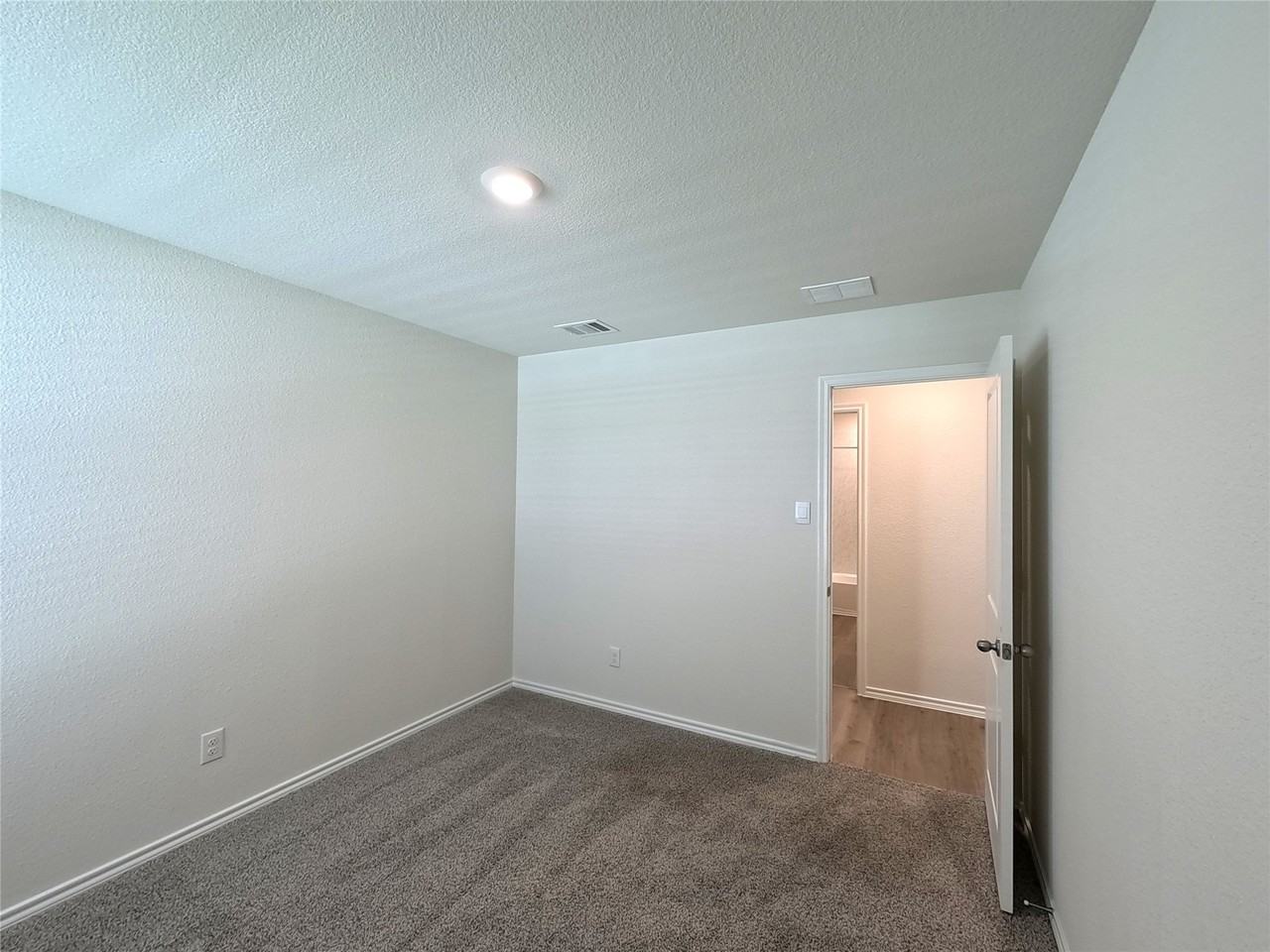 1148 Samantha Dr - Photo 7 of 31