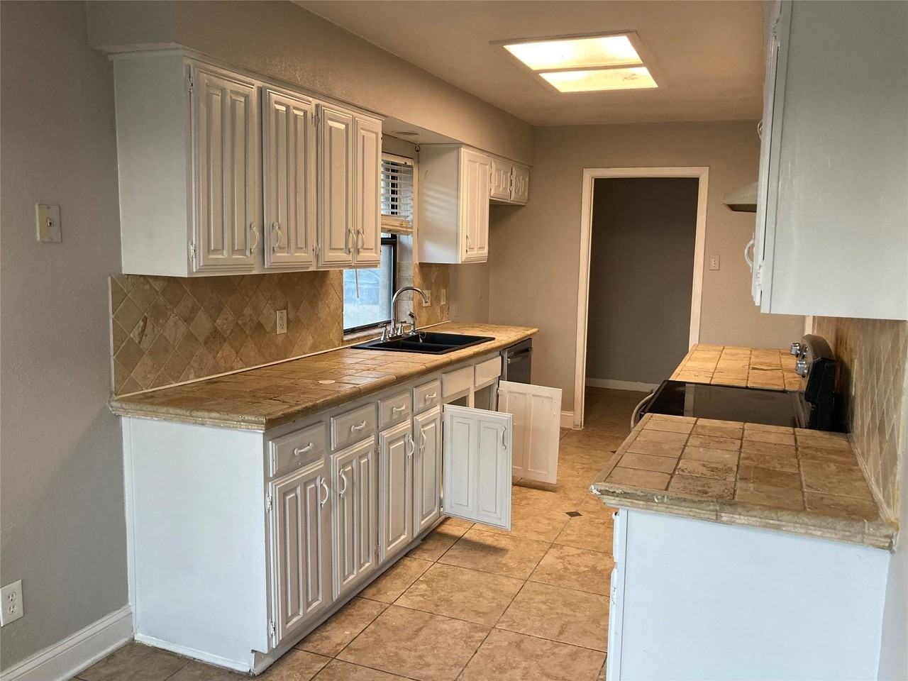 1825 Chisolm Trl - Photo 2 of 21