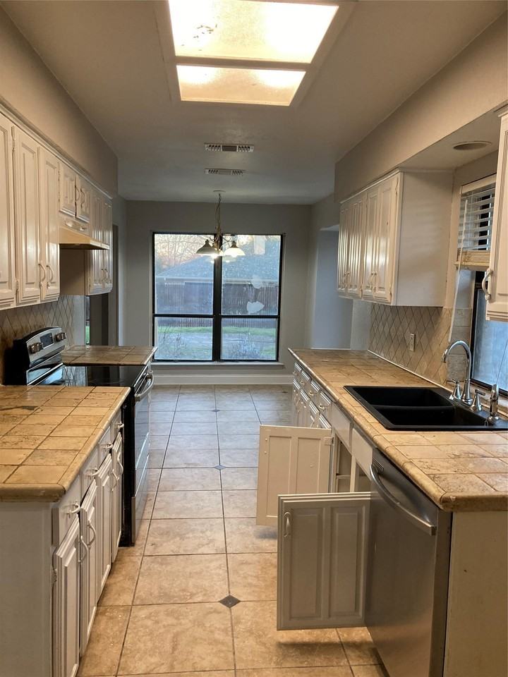 1825 Chisolm Trl - Photo 4 of 21