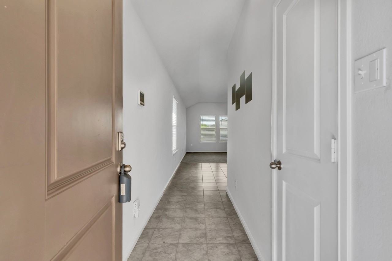 16617 Porterfield Ln - Photo 4 of 31