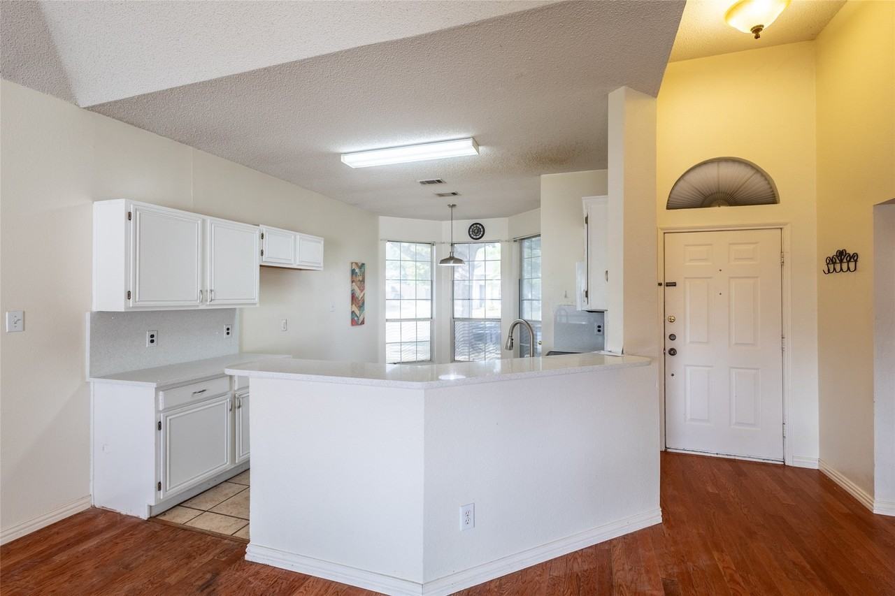 7836 Armor Ln - Photo 4 of 27