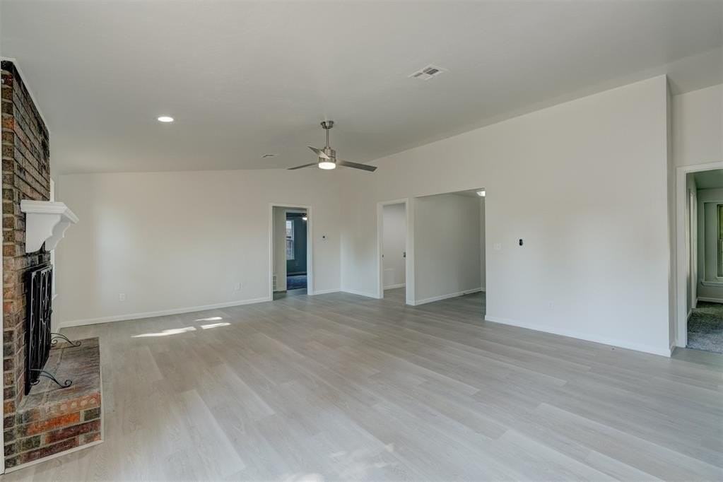 11601 Matthews Ave - Photo 6 of 39