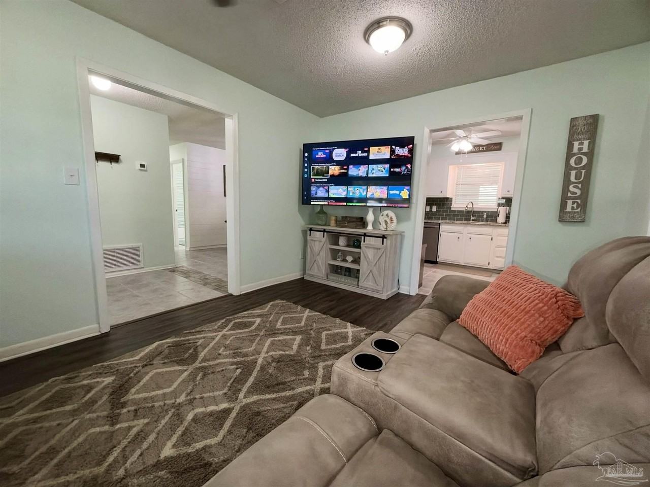5631 Galvez Rd - Photo 6 of 36