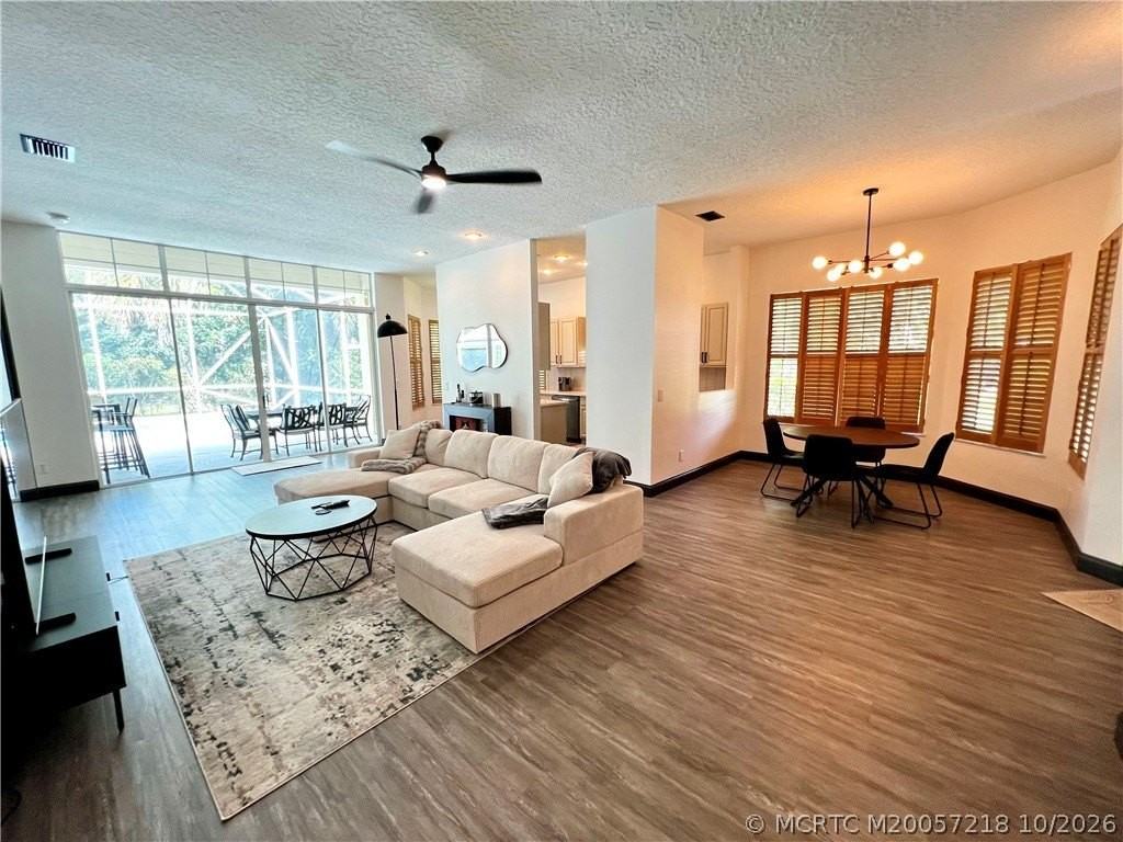 406 Sw Fairway Lndg - Photo 2 of 27
