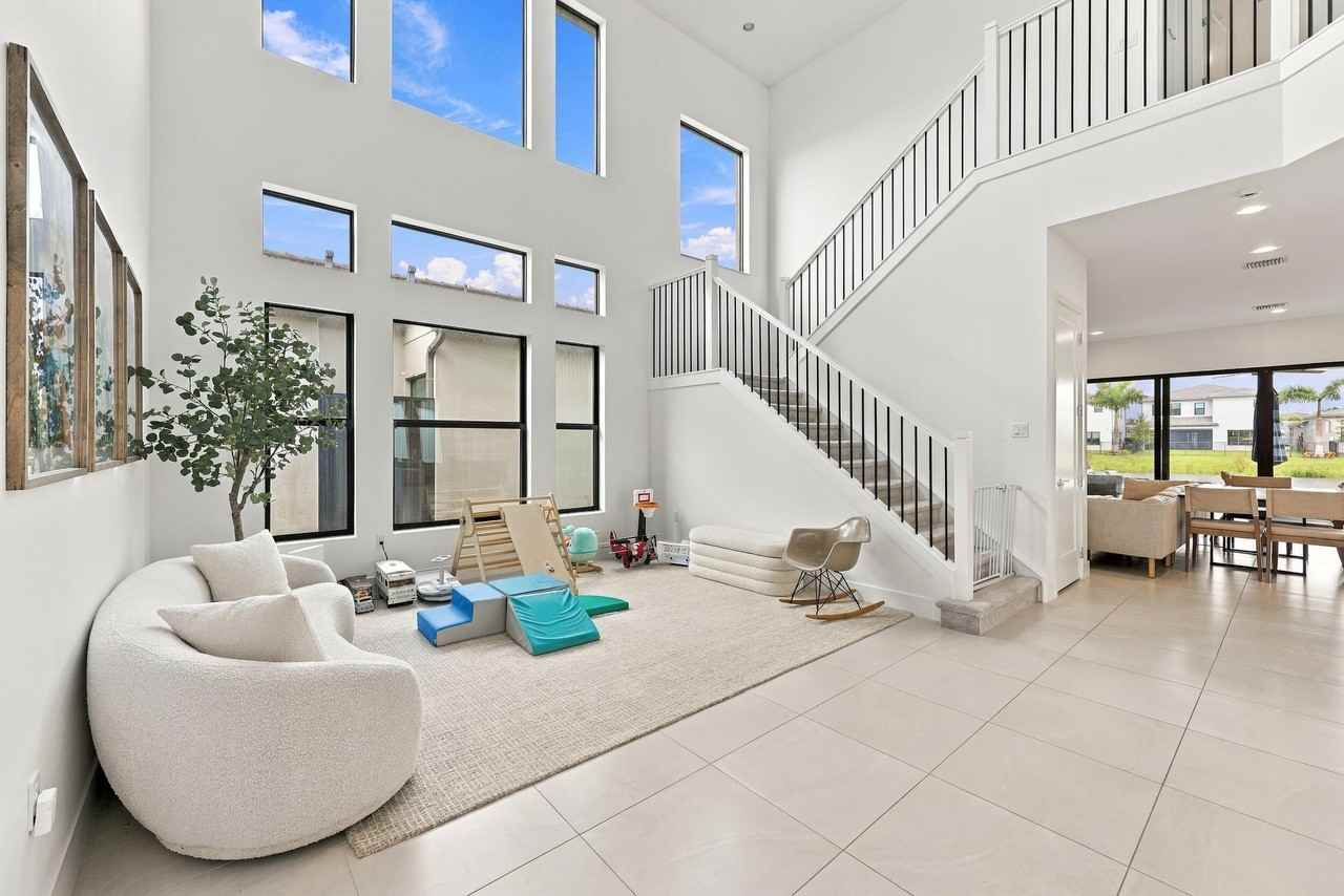 8351 Fishers Island Way - Photo 4 of 43