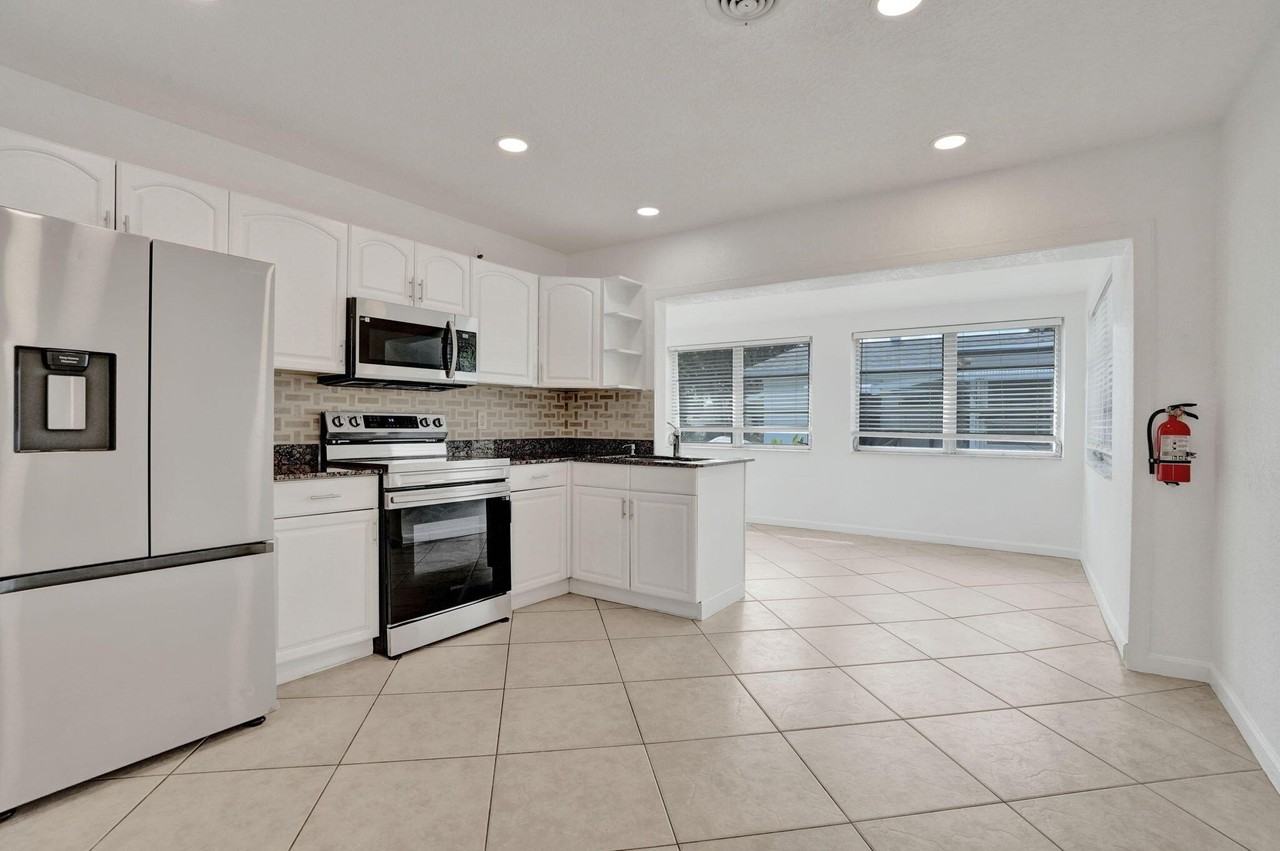 4553 Nw 16th Ter - Photo 3 of 26